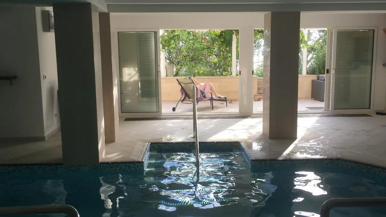 Luxury Seaside Villa With A Classic Mediterranean Olive Garden, A Fully Equipped Professional Kitchen, Pool, Sauna, Padle Boards And Canoe - Miolin Beach House Trogir Croacia