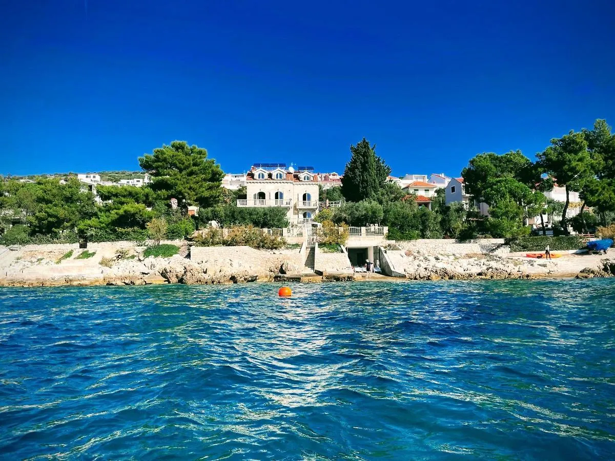 Luxury Seaside Villa With A Classic Mediterranean Olive Garden, A Fully Equipped Professional Kitchen, Pool, Sauna, Padle Boards And Canoe - Miolin Beach House Trogir